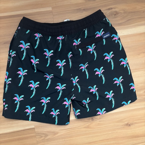 Youth 8/9 Black Swim Shorts with Tropical Print Chubbies - Picture 2 of 3